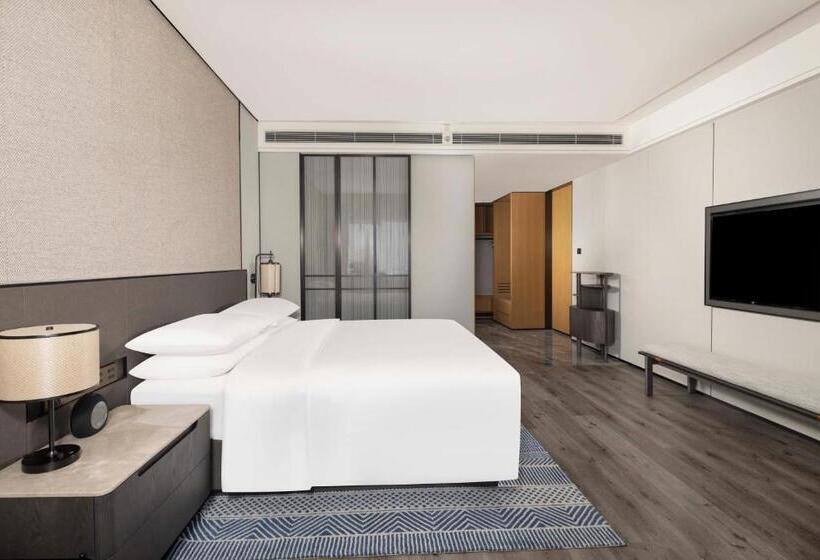 Club Room King Bed, Sheraton Pujiang