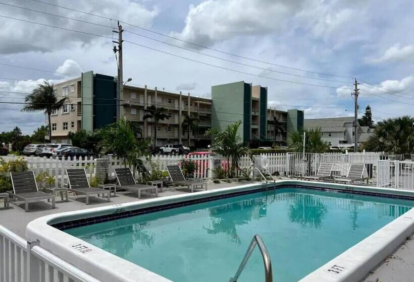 스탠다드 룸, Room In Guest Room   Elegant Remodeled Beach Hotel   05