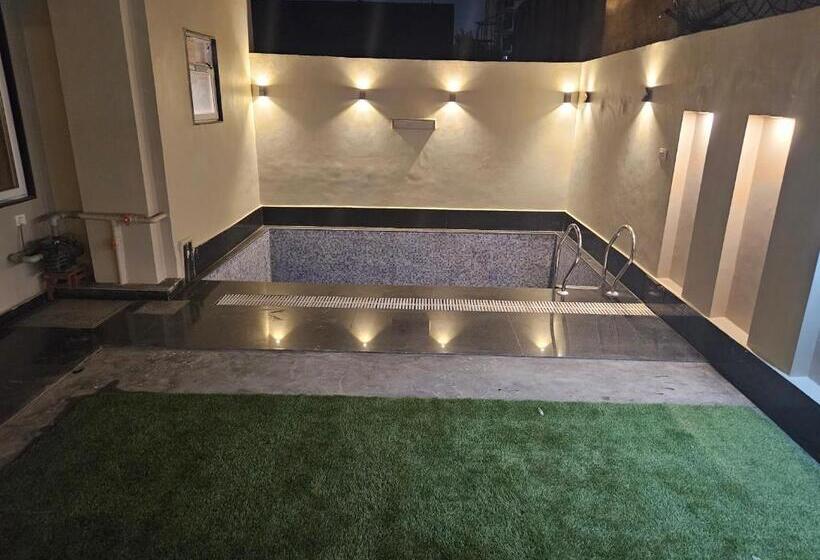 バルコニー付きデラックスルーム, The Lodgers Boutique Hotel Near India Expo Centre & Mart Greater Noida