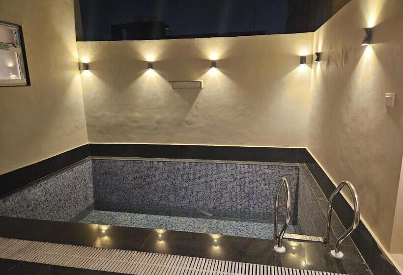 バルコニー付きデラックスルーム, The Lodgers Boutique Hotel Near India Expo Centre & Mart Greater Noida