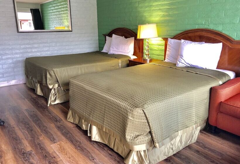 带2个双人床的标准工作室, Hitching Post Studios Inn