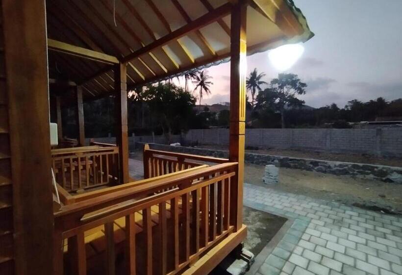 Кровать в Общей Комнате, Mandalika Queen Hostel