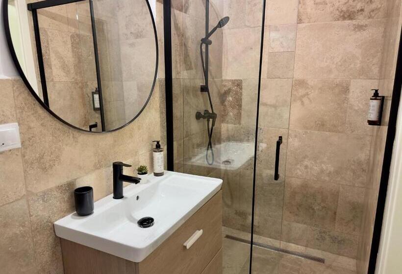 اتاق لوکس با تخت بزرگ, Townhouse Boutique