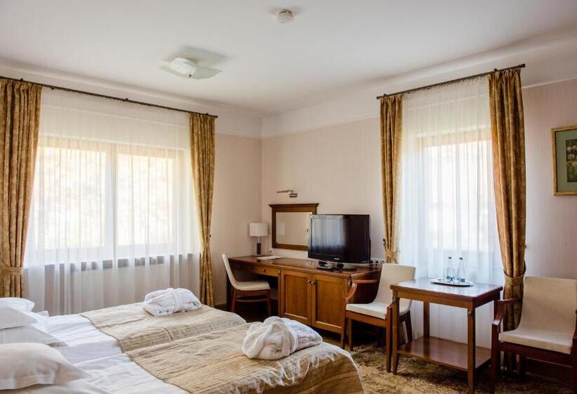 غرفة قياسية, Pałac Czarny Las