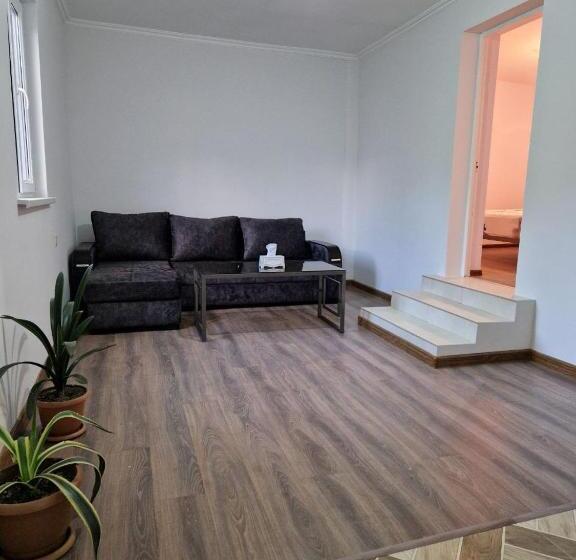 Студия Стандарт, Selina Guest House
