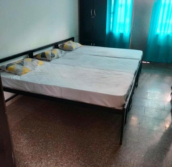 스탠다드 트리플 발코니 룸, Abuzz Oxfordcaps Chanakya Hostel Solan