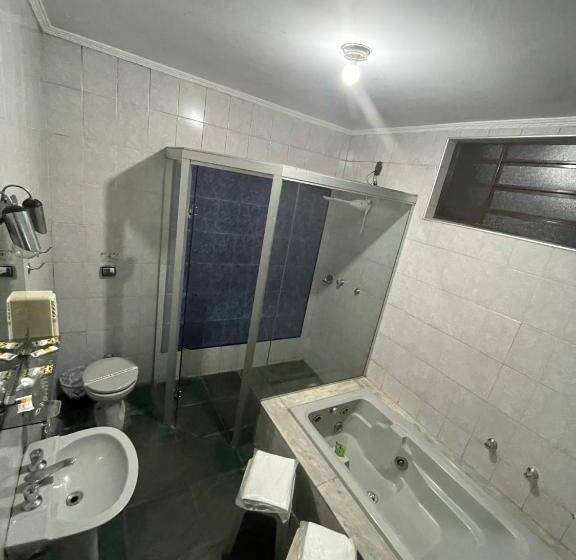 سوییت لوکس, Free Way Motel