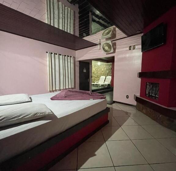 سوئیت با وان آب گرم, Free Way Motel