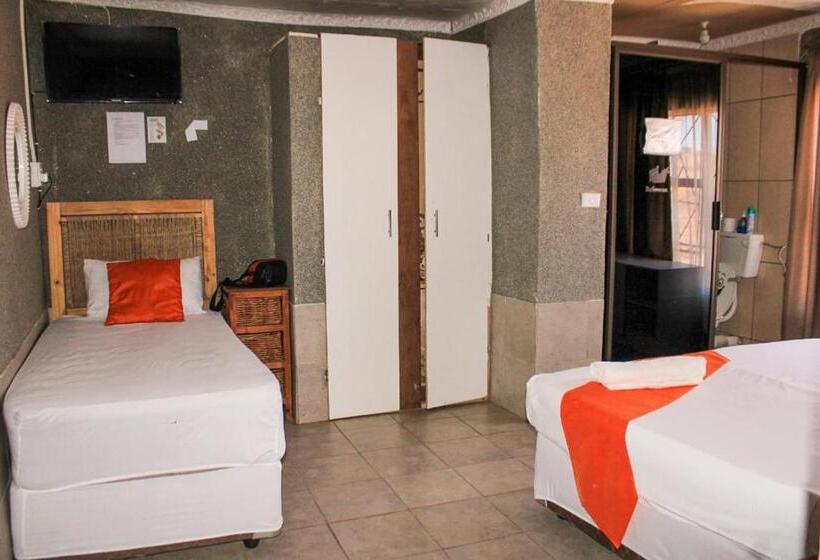 Номер Стандарт Трехместный, Godmill Guesthouse Taung