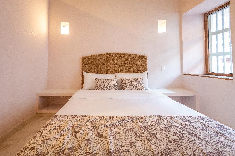 اتاق لوکس با بالکن, Casa Noa Colonial Rooms