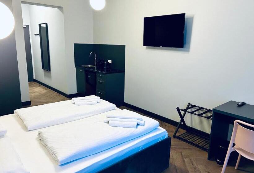 استودیوی سوپریور, Motel Blue Messe