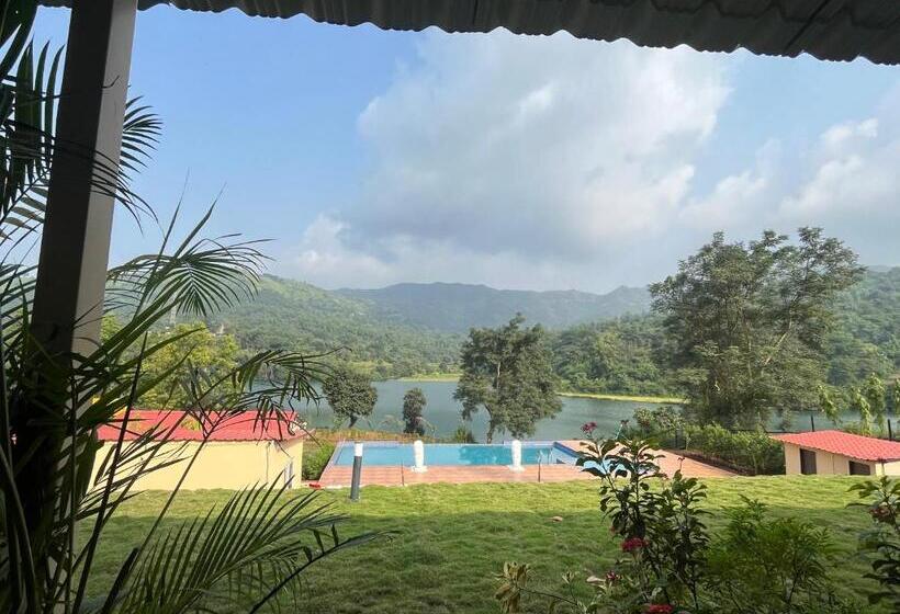 Suite with lake view, Vrisa Mountain Retreat