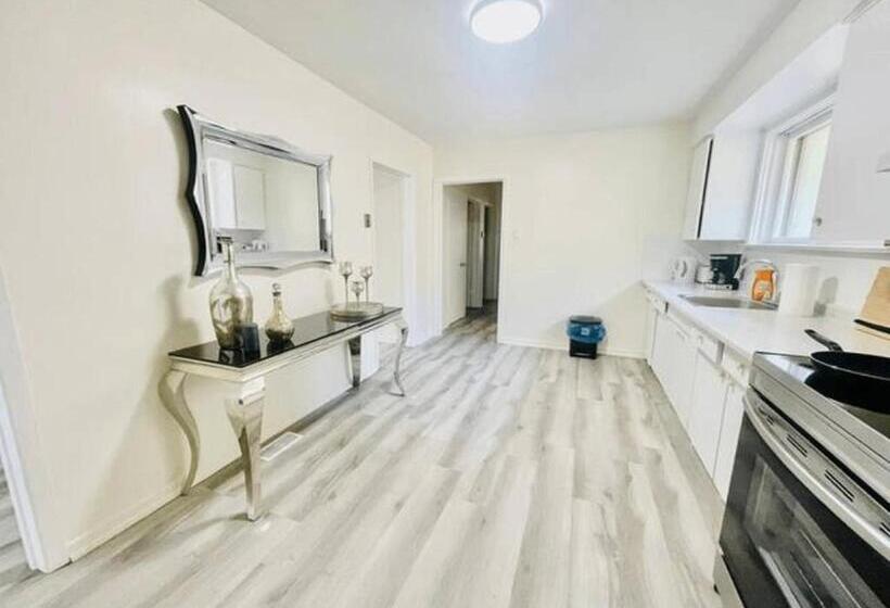 سوییت سوپریور, Luxury Villas In Ajax And Scarborough