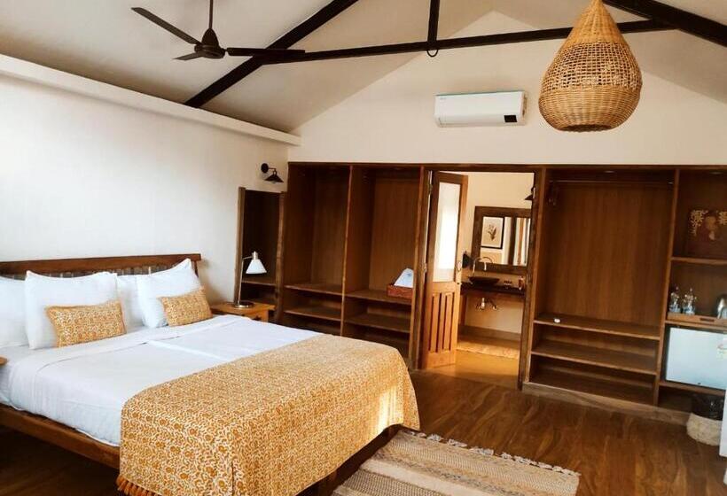 小室, Anahata Retreat Ashvem Goa