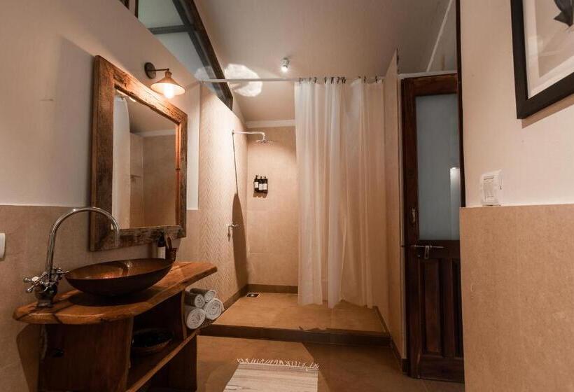 小室, Anahata Retreat Ashvem Goa