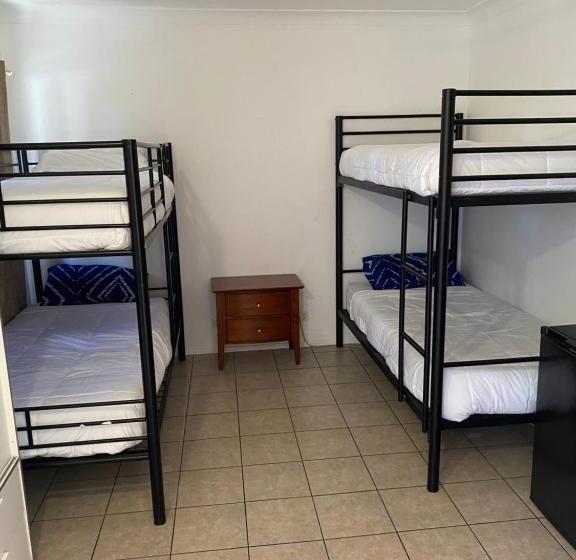 패밀리 룸 공용 욕실, Arrival Lodge Hostel Accommodation