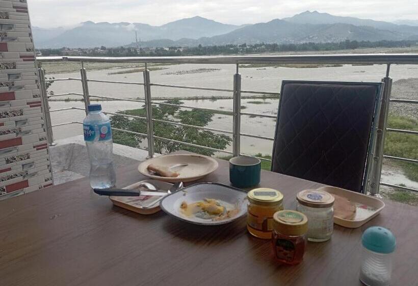 اتاق لوکس, River Breeze Family Hotel, Swat