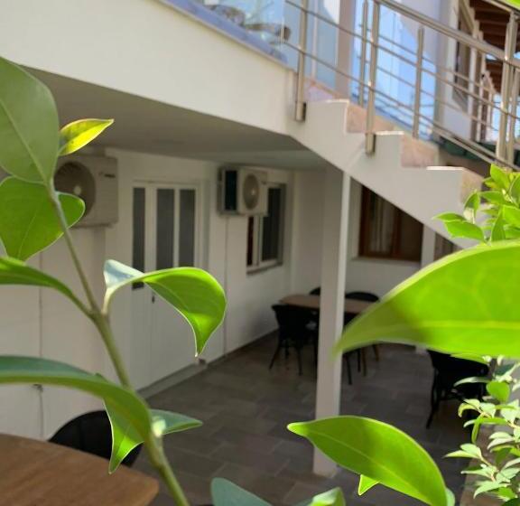 اتاق استاندارد سه نفره, Oxhaku Guest House
