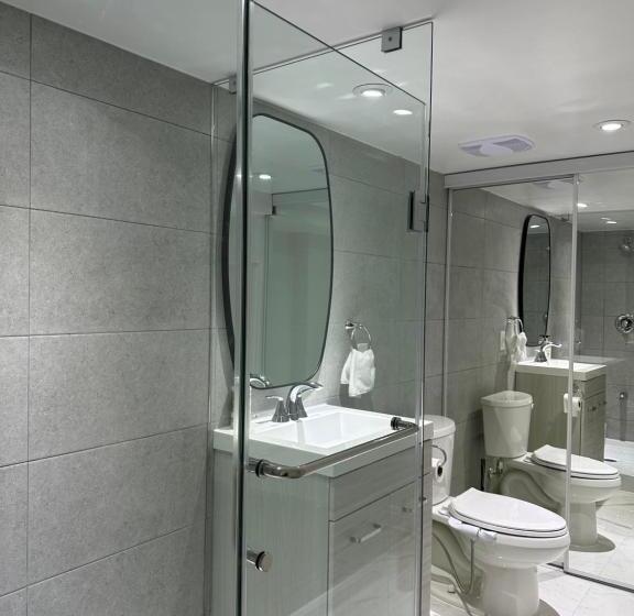 סוויטה משפחתית, Double Bedroom On Up Or 3 Bedrooms In Basement Near Eglinton Subway Station