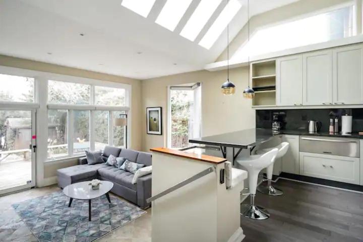 חדר סטנדרט, Double Bedroom On Up Or 3 Bedrooms In Basement Near Eglinton Subway Station