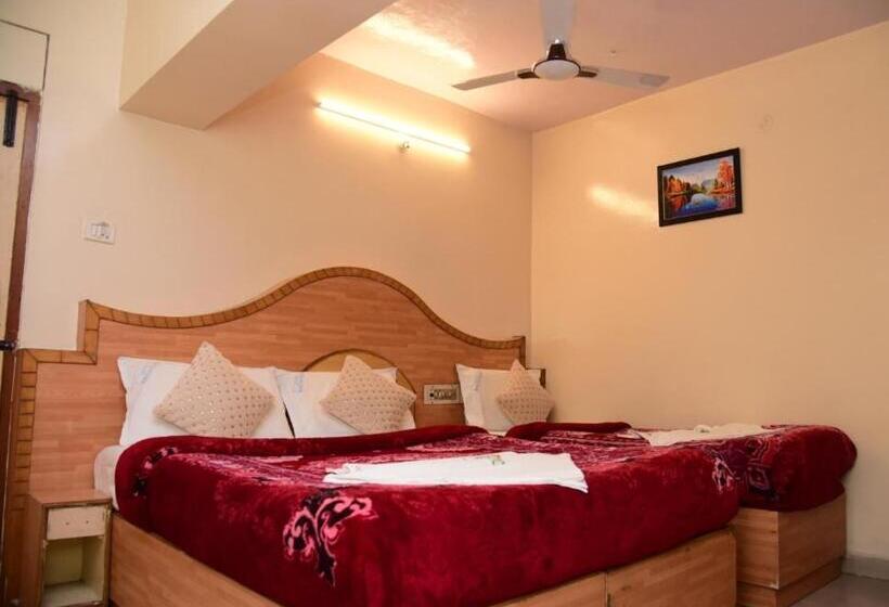 Четырехместный Номер Deluxe, Ajantha Palace