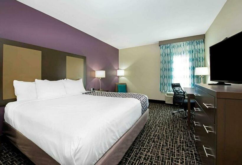 キングサイズベッドのスタンダードルーム, La Quinta By Wyndham Lake Charles   Westlake