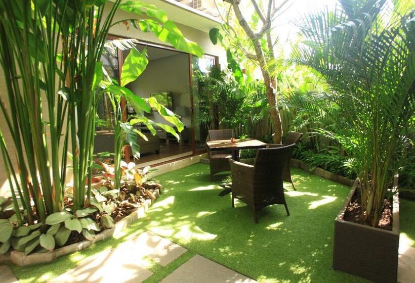 اتاق استاندارد چهارنفره با چشم‌انداز باغ, Puri Sabina Bed & Breakfast