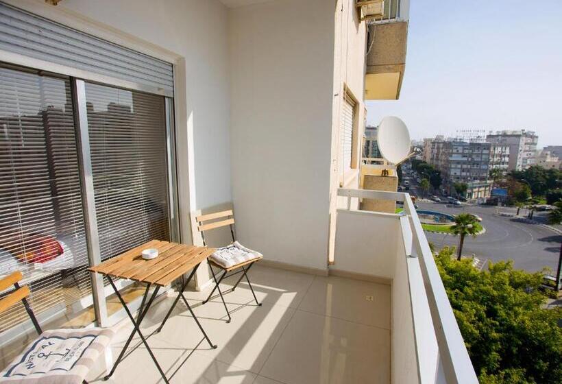 带1个卧室的带阳台的公寓, Seabreeze City Center Flat By Trulycyprus