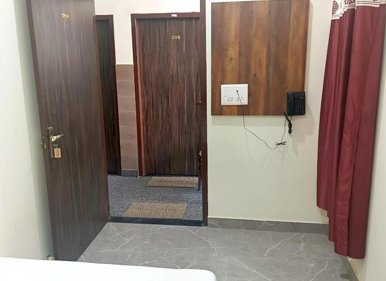 Quarto Estandar Individual, Shri Girraj Residency