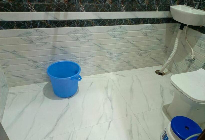 Quarto Estandar, Shri Girraj Residency