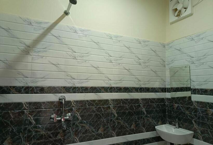Quarto Triplo Estandar, Shri Girraj Residency