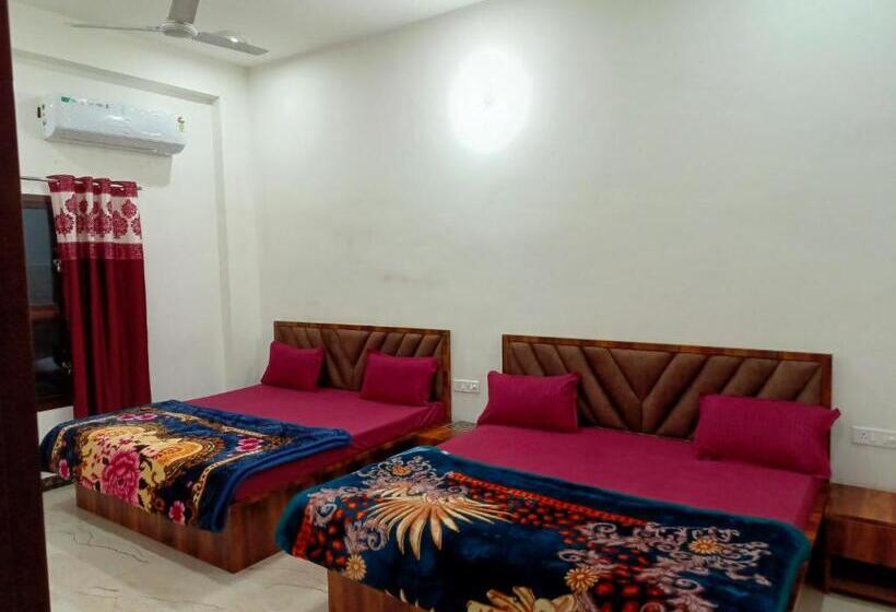 Quarto Quádruplo Estandar, Shri Girraj Residency