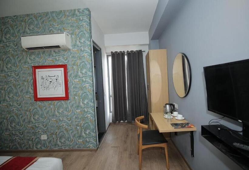 Номер Deluxe, The Anvi Residency Sector 122