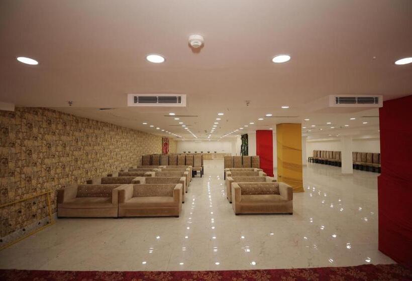 Номер Deluxe, The Anvi Residency Sector 122