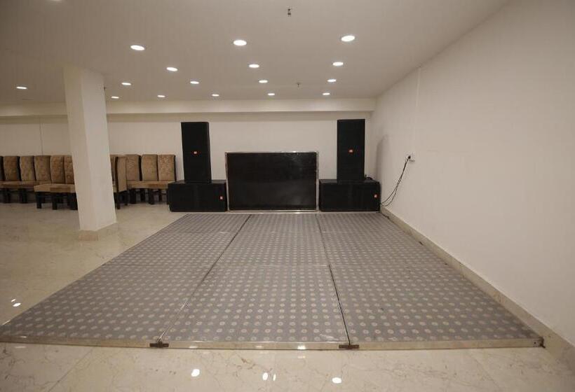 Номер Superior, The Anvi Residency Sector 122
