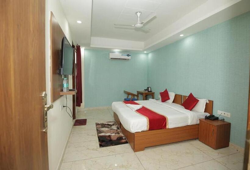 Номер Deluxe, The Anvi Residency Sector 122