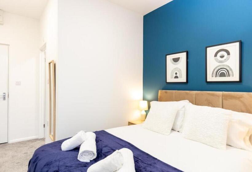 Номер Стандарт, Suite 4   Trendy Spot In Oldham City Centre