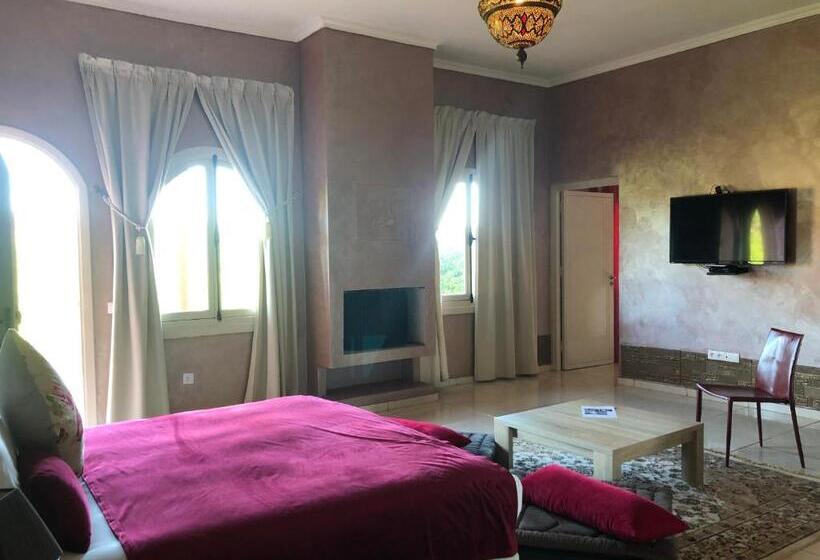 Family Suite, Dar De Santis