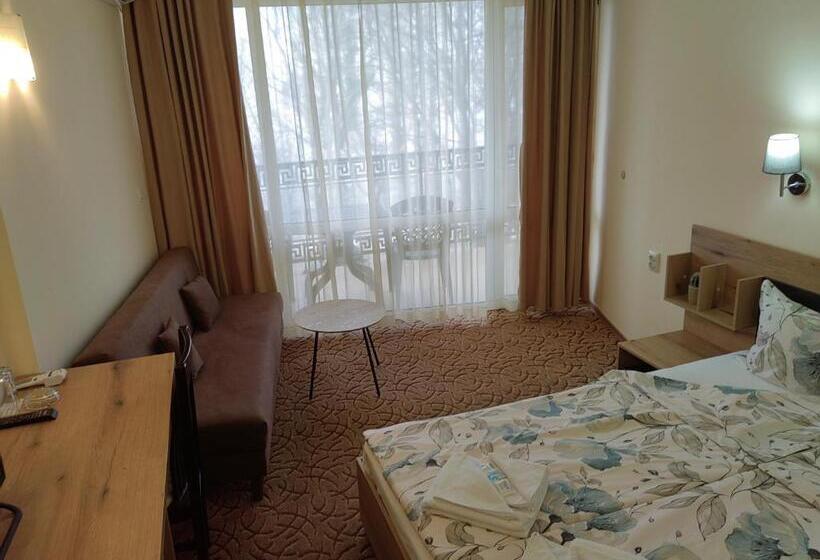 Трехместный Номер Стандарт с Балконом, Family Hotel Diana