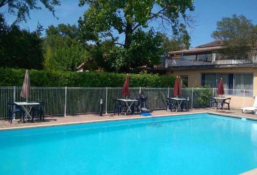 Номер Стандарт Вид на Бассейн, Hôtel Restaurant Douce France