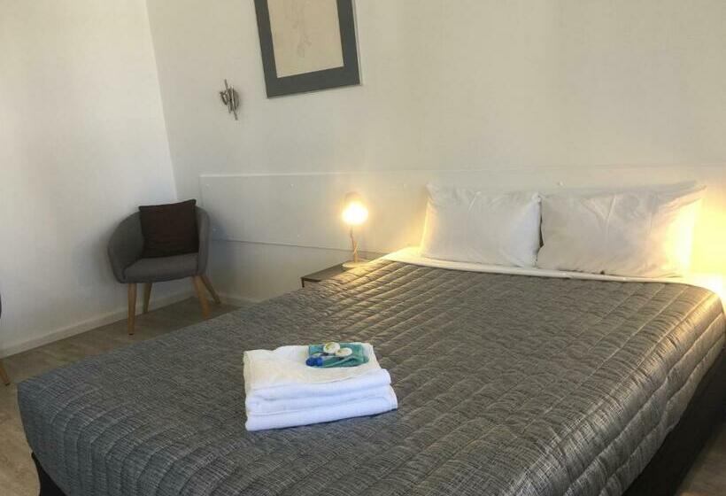 Номер Стандарт, Shady Rest Motel