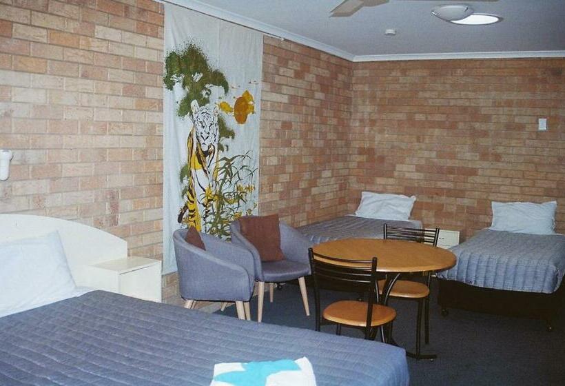 Семейный Номер, Shady Rest Motel