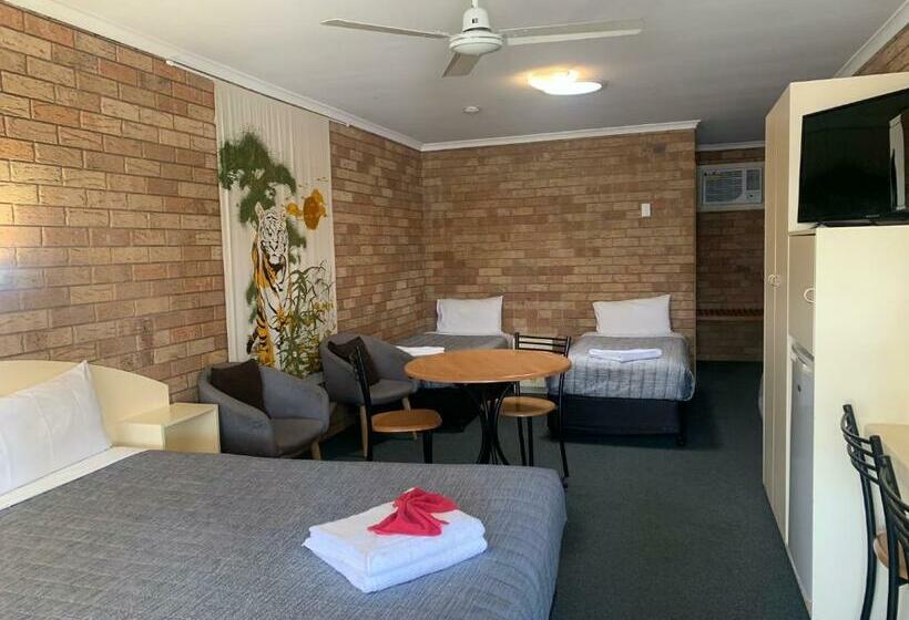 Семейный Номер, Shady Rest Motel