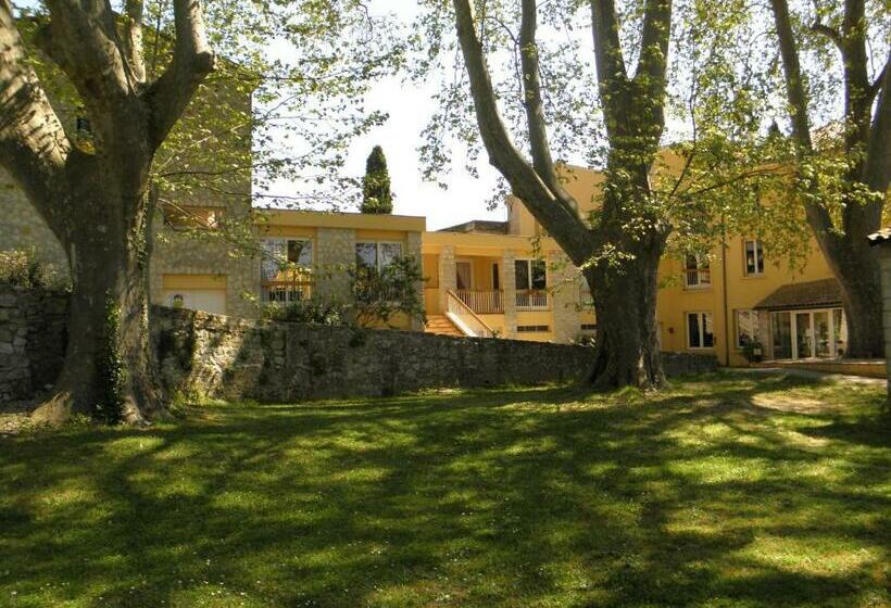 اتاق استاندارد سه نفره, Le Moulin De César