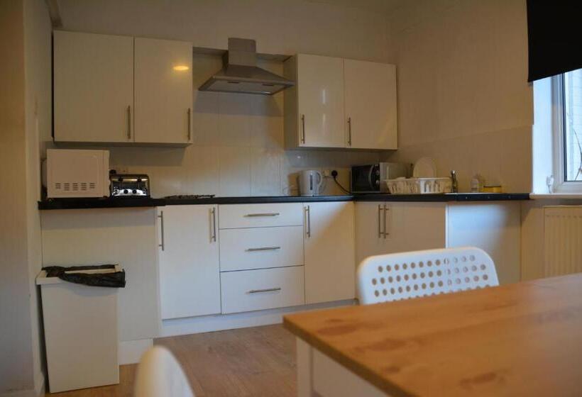 Семейный Номер, Bow Guest House