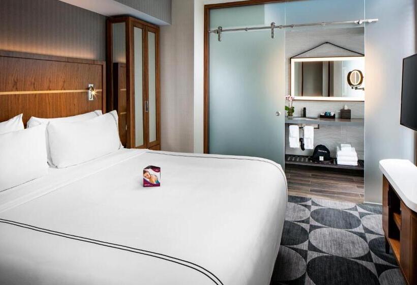 带大床的套房, Crowne Plaza Hy36 Midtown Manhattan, An Ihg