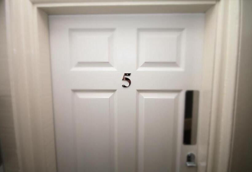 غرفة عائلية مطلّة علي البحر, The Anchorage