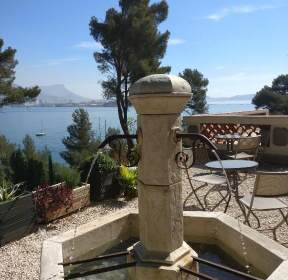 اتاق سه نفره دلوکس با چشم‌انداز دریا, Villa Chateau Les Terrasses, Tamaris, Vues Mer Exceptionnelles Au Calme, Mer Et Plage à 2mn à Pied