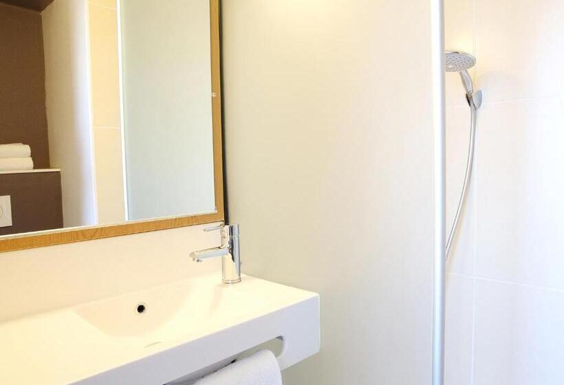 Четырехместный Номер Стандарт, B&b Hotel Marseille Aéroport Saint Victoret
