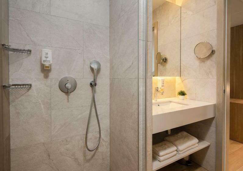 غرفة دور أخير, Tamaris